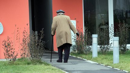 &nbsp; (Une résidente avec sa canne au village séniors MEDETIC à Baltzenheim, le 22 janvier 2014.  © Maxppp)