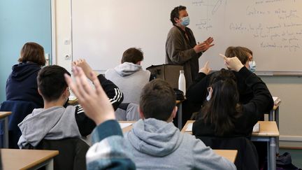 Une professeure fait cours à ses élèves dans un lycée de Colmar (Haut-Rhin), le 12 mars 2021. (VANESSA MEYER / MAXPPP)