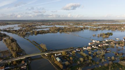 Une vue aérienne montre le village inondé de Clairmarais, dans le Pas-de-Calais, le 17 novembre 2023. (ANTHONY BRZESKI / AFP)