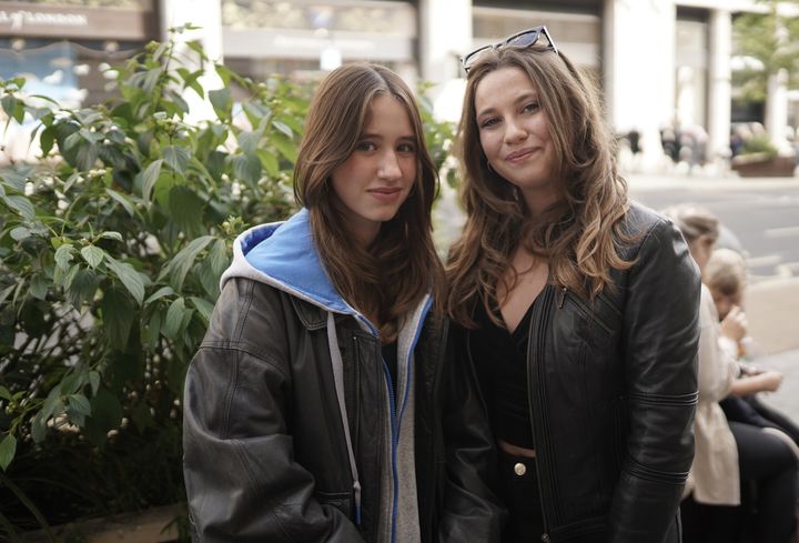 Isabell et Jannika, deux lycéennes,&nbsp;voulaient faire "quelque chose de spécial" pour les obsèques d'Elizabeth II. (PIERRE-LOUIS CARON / FRANCEINFO)