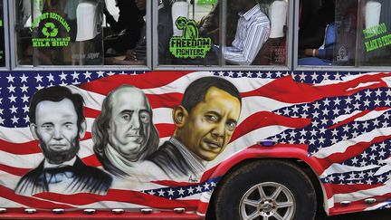 Des minibus "matatu"-des bus typiques kenyans&nbsp;d'une dizaine de places- ont &eacute;t&eacute; repeints pour l'arriv&eacute;e du pr&eacute;sident am&eacute;ricain. Celui ci est recouvert des visages des pr&eacute;sidents des Etats-Unis, Abraham Lincoln, Benjamin Franklin et Barack Obama. (SIMON MAINA / AFP)