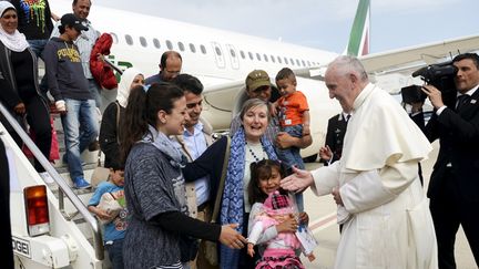 &nbsp; (Alors que l’Europe se déchire autour de la crise migratoire, le pape a récemment rappelé sa tradition d’accueil au vieux continent en ramenant de Lesbos, en Grèce, trois familles de réfugiés syriens © REUTERS/Filippo Monteforte)