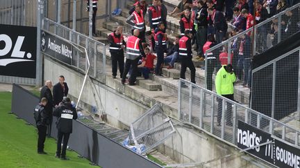 La barrière qui a cédé au Stade de la Licorne (FRED HASLIN / MAXPPP)