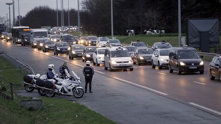 Les taxis manifestent &agrave; proximit&eacute; de l'a&eacute;roport Roissy-Charles-de-Gaulle, pr&egrave;s de Paris, le 10 f&eacute;vrier 2014. (THOMAS SAMSON / AFP)