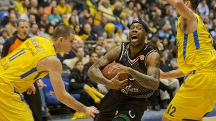 Le joueur de Sienne Bobby Brown dans la tenaille du Maccabi