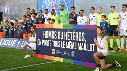 Les joueurs du PSG et de Montpellier le 16 mai 2022 lors de l'initiative "Homos ou hétéros, on porte tous le même maillot". (MAXPPP)