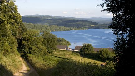 Le lac de Pannecière (Nièvre) est l'un des réservoirs de la Seine. Il manque d'eau, rapporte France 3 le 6 janvier 2016. (RIEGER BERTRAND / HEMIS.FR / AFP)