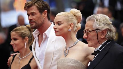 Les comédiens Chris Hemsworth, Anya Taylor-Joy à côté du réalisateur George Miller, lors de la montée des marches du film "Furiosa : une saga Mad Max", le 15 mai 2024. (VALERY HACHE / AFP)