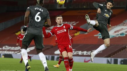 Edinson Cavani (à droite) et Paul Pogba (de dos) n'ont pas trouvé la faille face aux Reds à Anfield, dimanche 17 janvier 2021. (PHIL NOBLE / POOL)