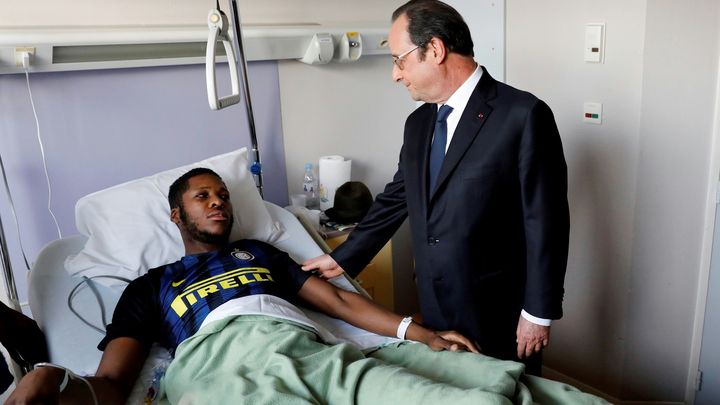 François Hollande au chevet de Théo, le 7 février 2017, à l'hôpital Robert-Ballanger à Aulnay-sous-Bois (Seine-Saint-Denis).&nbsp; (ARNAUD JOURNOIS / LE PARISIEN)