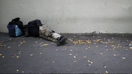 Selon un rapport de l'Observatoire des inégalités, rendu le 11 octobre 2018, plus de 300 000 personnes vivent dans des logements indignes ou à la rue. (CHARLY TRIBALLEAU / AFP)