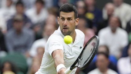 Novak Djokovic lors de son match face à Alexei Popyrin, au troisième tour de Wimbledon, samedi 6 juillet 2024. (KIRSTY WIGGLESWORTH / SIPA)