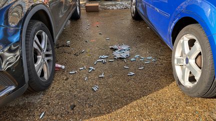 Déchets de cartouches de protoxyde d'azote et ballons au sol après utilisation. Photo d'illustration. (SANDRINE MULAS / HANS LUCAS)