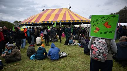 Manifestation contre  la construction d'une autoroute entre Toulouse et Castres à Saïx (Tarn), le 22 avril 2023. (LIONEL BONAVENTURE / AFP)