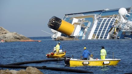 L'&eacute;pave du "Costa Concordia", le 18 janvier pr&egrave;s de l'&icirc;le du Giglio (Italie). (VINCENZO PINTO / AFP)