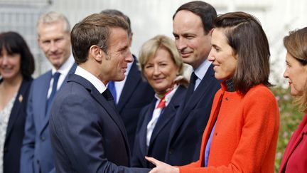 Emmanuel Macron serre la main de la députée européenne Valérie Hayer lors de l'inauguration du nouveau siège de la sous-préfecture de la Mayenne à Château-Gontier, le 10 octobre 2022. (LUDOVIC MARIN / AFP)