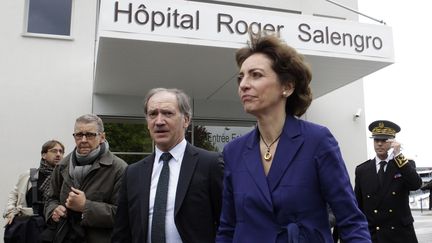 La ministre de la Sant&eacute;, Marisol Touraine, le 11 mai 2013, &agrave; Lille, o&ugrave; sont hospitalis&eacute;s deux patients infect&eacute;s par le nouveau coronavirus. (PASCAL ROSSIGNOL / REUTERS)
