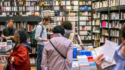 Des clients dans une librairie à Paris, en mai 2018. (Illustration) (BRUNO LEVESQUE / MAXPPP)