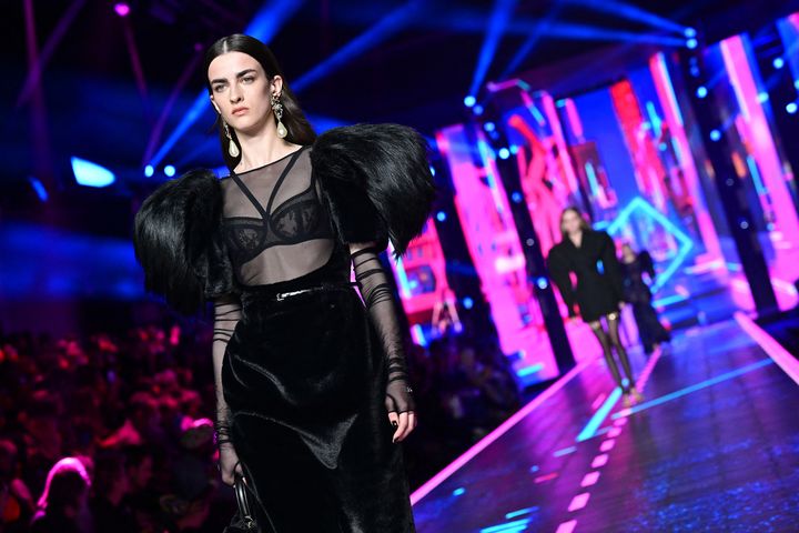 Le mannequin ukrainien Bogdana Didenko Nevodnik présente une création Dolce &amp; Gabbana automne-hiver 2022-23 à la Fashion Week le 26 février 2022 à Milan en Italie (MIGUEL MEDINA / AFP)