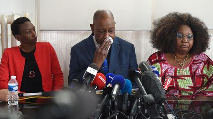 La soeur et les parents de Naomi Musenga, morte le 29 décembre après avoir été raillée par deux opératrices du Samu, tiennent une conférence de presse au cabinet de leur avocat, à Strasbourg (Bas-Rhin), le 10 mai 2018.&nbsp; (FREDERICK FLORIN / AFP)