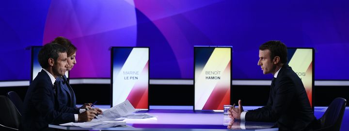 Emmanuel Macron sur le plateau de l'émission "15 minutes pour convaincre", le 20 avril 2017 à Saint-Cloud (Hauts-de-Seine). (MARTIN BUREAU / AFP)