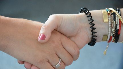 Deux femmes se serrent la main. (JEAN-CHRISTOPHE BOURDILLAT / RADIO FRANCE)