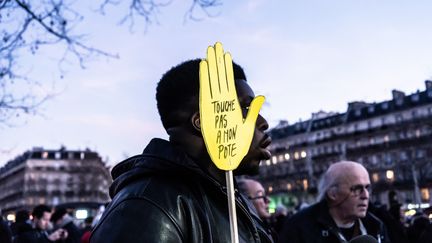 Le logo de SOS Racisme lors d'un rassemblement contre l'antisémitisme, sur la place de la République, à Paris, le 19 février 2019. (LAURE BOYER / HANS LUCAS / AFP)