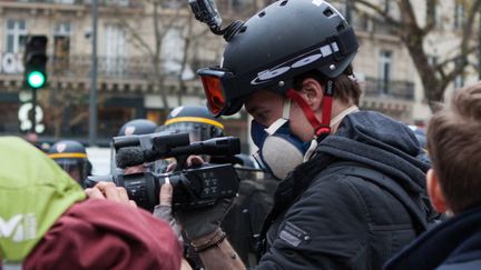 Le journaliste Gaspard Glanz travaille durant une manifestation contre la COP 21.&nbsp; (PIERRE GAUTHERON / HANS LUCAS)