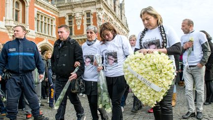 La maire de Calais (&agrave; droite) et la famille de Chlo&eacute; d&eacute;filent lors d'une marche blanche organis&eacute;e en hommage &agrave; la fillette tu&eacute;e, le 16 avril 2015.&nbsp; (PHILIPPE HUGUEN / AFP)