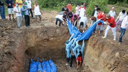 Les cadavres sont enterrés dans une fosse commune à la périphérie de Zamboanga. (AFP PHOTO / TED ALJIBE)