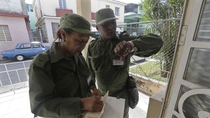 Des militaires réservistes cubains mobilisés contre le virus&nbsp;Zika inspectent une maison à La Havane, le 22 Février 2016. (ENRIQUE DE LA OSA / REUTERS)