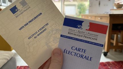 Une carte d'électeur et un récépissé de vote par procuration, à Clichy (Hauts-de-Seine), avant le&nbsp;premier tour des municipales, le 11 mars 2020. (MAXPPP)