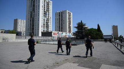 Des policiers patrouillent à Nîmes (Gard), le 22 août 2023. (NICOLAS TUCAT / AFP)