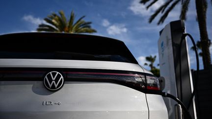 Le véhicule électrique (VE) Volkswagen ID.4 se recharge via un chargeur rapide CCS DC d'Electrify America sur le parking d'un centre commercial à Torrance, en Californie, le 23 février 2024. (PATRICK T. FALLON / AFP)