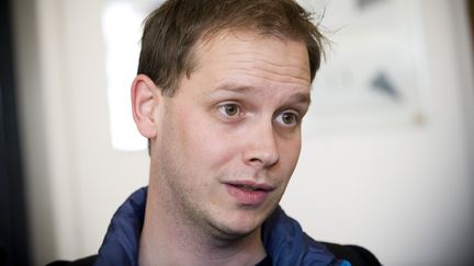 Le cofondateur du site de partage de fichiers The Pirate Bay, Peter Sunde, &agrave; la cour d'appel de Stockholm (Su&egrave;de), le 28 septembre 2010. (JONATHAN NACKSTRAND / AFP)