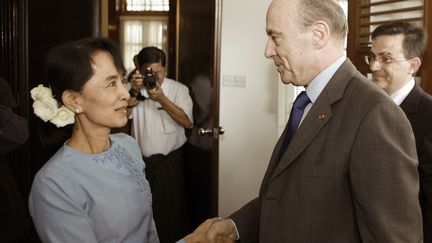 Le ministre des Affaires &eacute;trang&egrave;res Alain Jupp&eacute; rencontre l'opposante Aung San Suu Kyi &agrave; Rangoun (Birmanie), le 15 janvier 2012.&nbsp; (FREDERIC DE LA MURE / AFP)