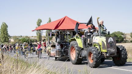 Une partie du cortège du "Convoi de l'eau", à Migne-Auxance près de Poitiers (Vienne), 19 août 2023. (JEAN-FRANCOIS FORT / HANS LUCAS)