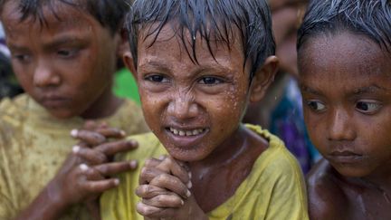 De jeunes r&eacute;fugi&eacute;s&nbsp;Rohingya frissonnent sous la pluie &agrave; Sittwe (Birmanie), le 14 mai 2013. Un cyclone est attendu en fin de semaine sur le pays. (GEMUNU AMARASINGHE / SIPA )