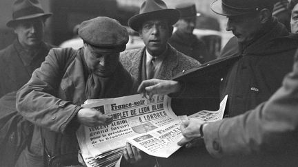 Un vendeur &agrave; la cri&eacute;e distribue des exemplaires de "France Soir", le 15 janvier 1947 &agrave; Paris. (AFP)