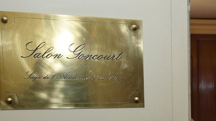 Sur la porte d'entrée du "Salon Goncourt" du restaurant Drouant.
 (ERIC FEFERBERG / AFP)