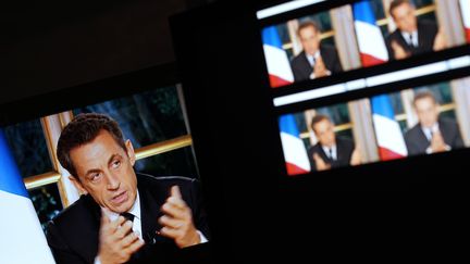 Nicolas Sarkozy s'adressant aux Fran&ccedil;ais, le 27 octobre 2011, sur TF1 et France 2. (THOMAS COEX/AFP)