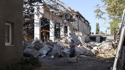 Une femme devant un bâtiment ravagé par une frappe à Odessa (Ukraine), le 25 septembre 2023. (OLEKSANDR GIMANOV / AFP)