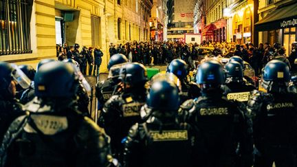 Des forces de l'ordre à Paris, le 22 mars 2023. (AMAURY CORNU / HANS LUCAS / AFP)