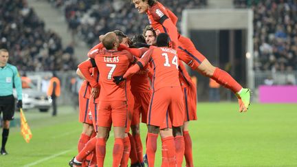 Edinson Cavani plane sur les pelouses françaises (NICOLAS TUCAT / AFP)