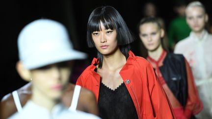 Défilé de la marque chinoise Shiatzy Chen le 30 septembre 2019 au Palais de Tokyo à Paris. (CHRISTOPHE ARCHAMBAULT / AFP)