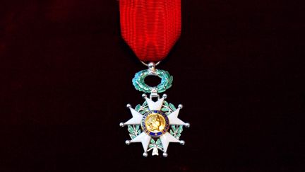 L'insigne de chevalier de la Légion d'honneur. (JACQUES DEMARTHON / AFP)