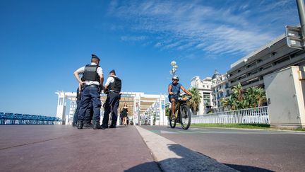 Des policiers sur la promenade des Anglais, le 11 juillet 2022, à Nice (Alpes-Maritimes). (ROLAND MACRI / HANS LUCAS / AFP)