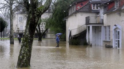 Une rue d'Idron (Pyr&eacute;n&eacute;es-Atlantiques) inond&eacute;e, le 25 janvier 2014. (LUKE LAISSAC / AFP)