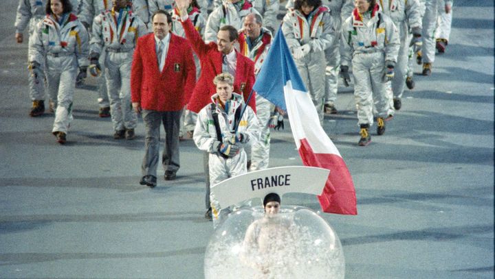 La d&eacute;l&eacute;gation fran&ccedil;aise aux Jeux d'Albertville, lors de la c&eacute;r&eacute;monie d'ouverture, le 8 f&eacute;vrier 1992.&nbsp; (JUNJI KUROKAWA / AFP)