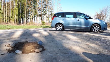 Le corps de Daniel Forestier a été retrouvé au pied d'une voiture stationnée sur un parking de la commune de Ballaison, au bord du lac Léman. (VIRGINIE BORLET / MAXPPP)